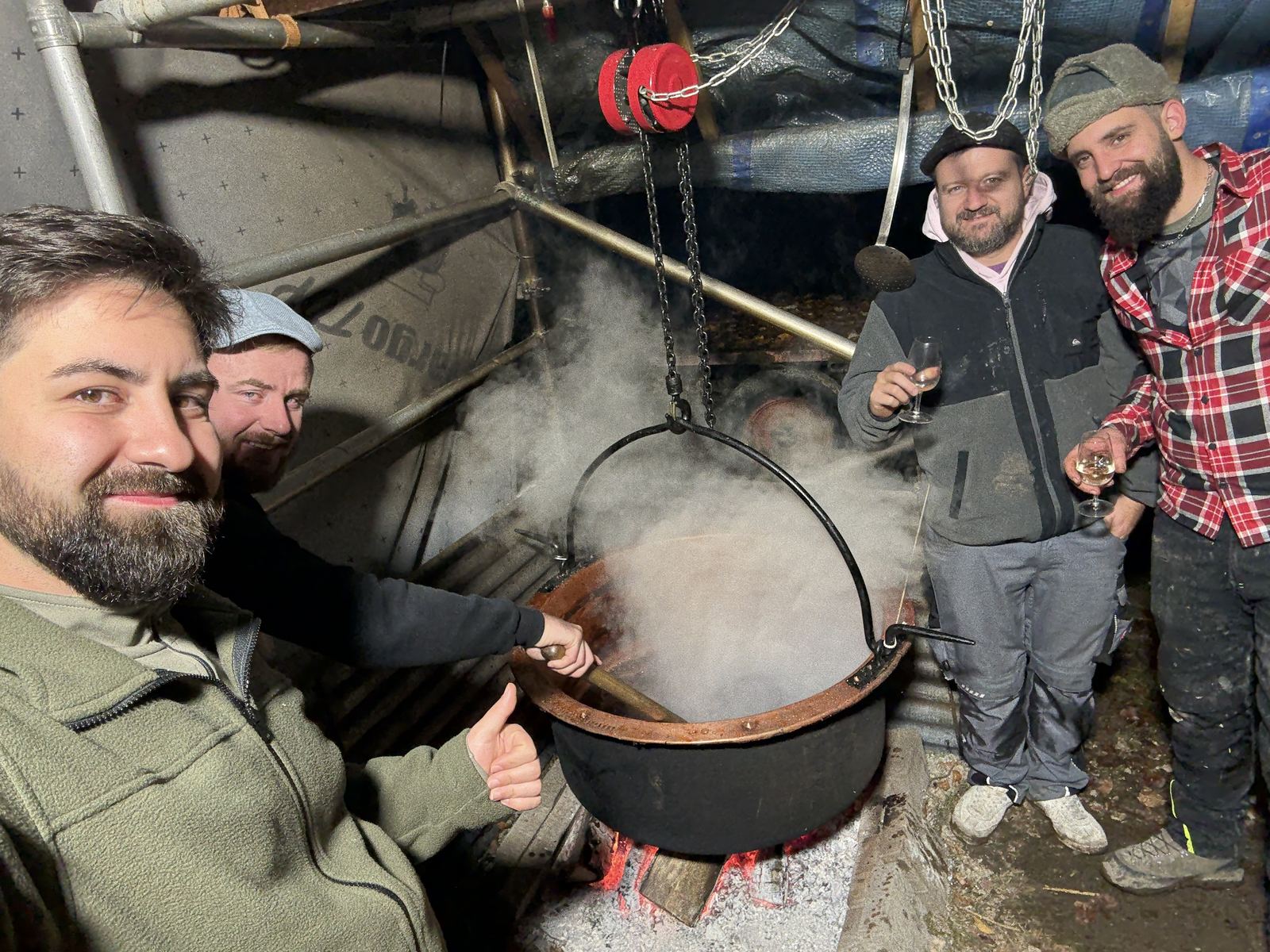 Les copains réunis autour du chaudron fumant