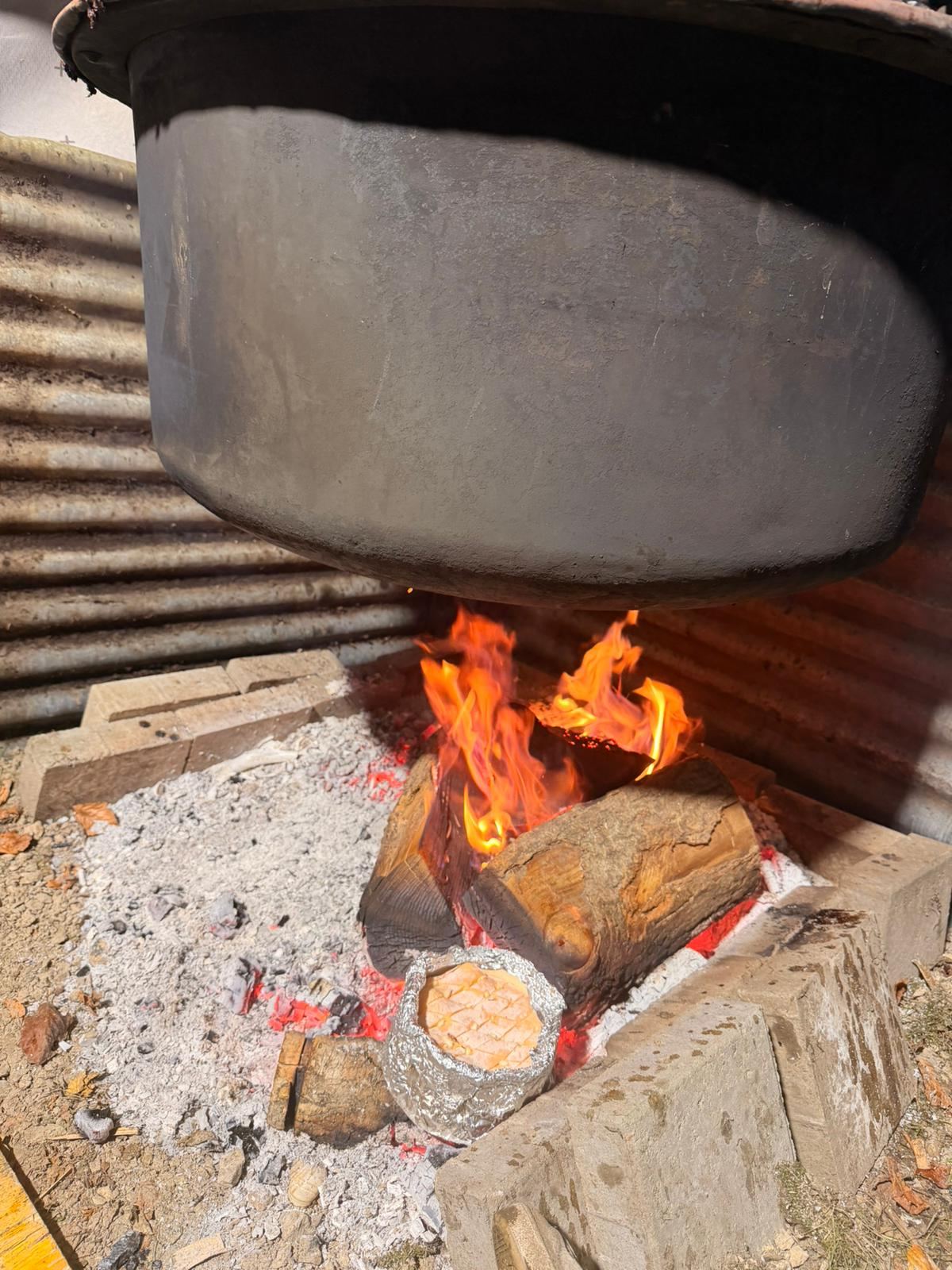 Le feu de bois sous le chaudron, un vacherin qui chauffe dans la braise