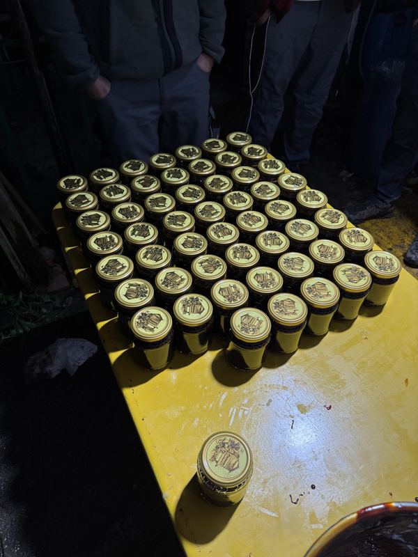 Les pots terminés, alignés sur la table