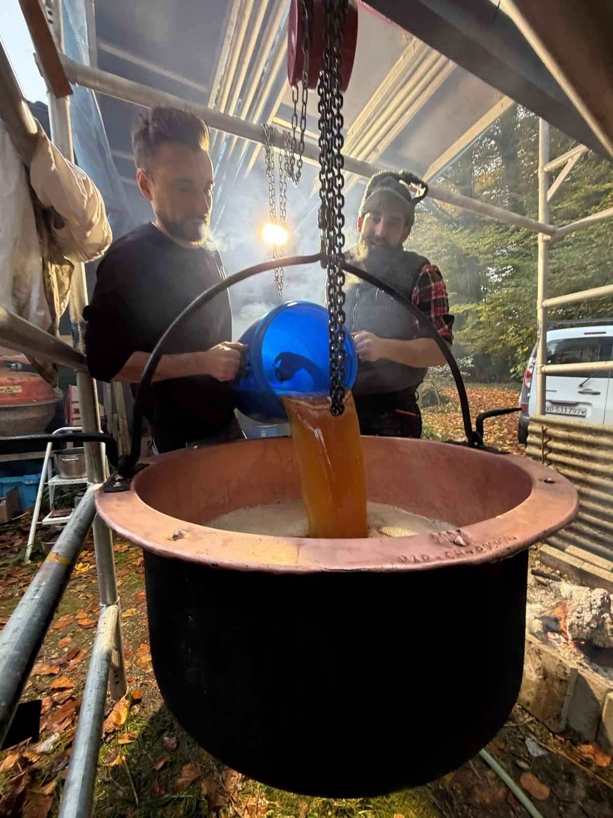 Le jus frais est versé dans le chaudron en cuivre