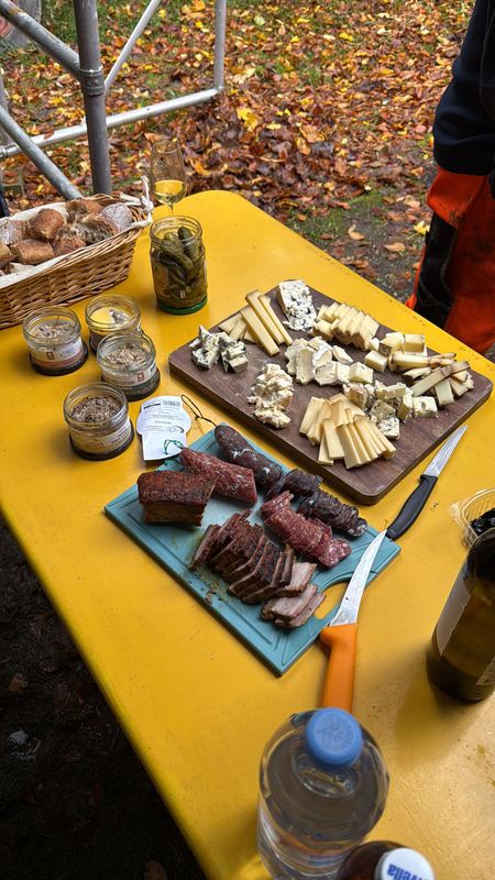Plateaux de fromages et de viandes séchées